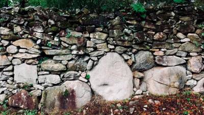 MEDIDAS. A pedra que ten unha forma case circular mide 89 por 93 centímetros. Foto: Fran Pardal