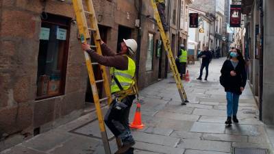 Trabajos en las fachadas del Franco para la colocación de la fibra óptica. Foto: ECG
