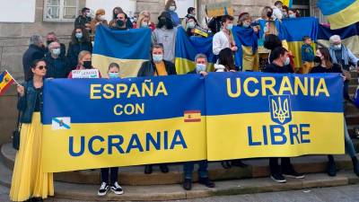 Concentración de ucranianos delante del MARCO de Vigo. FOTO: CEDIDA POR MARTA SKYGA