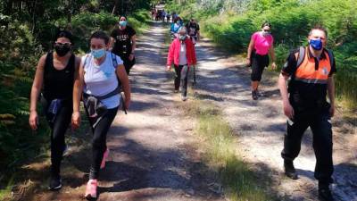 Trinta veciños participaron na ruta Val dos Pasos que une Bertamiráns coa praia fluvial de Tapia. Fotos: C.A.
