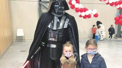 Aurora y Noela posan junto a Darth Vader después de recibir la primera dosis de la vacuna. Foto: Gallego