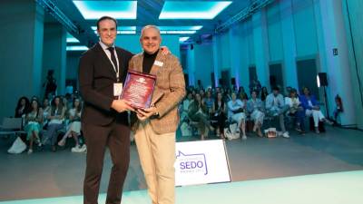 Juan Carlos Pérez Varela, ortodoncista gallego y Presidente de la Sedo, recibiendo reconocimiento a su labor de divulgación de manos del Presidente de la WFO