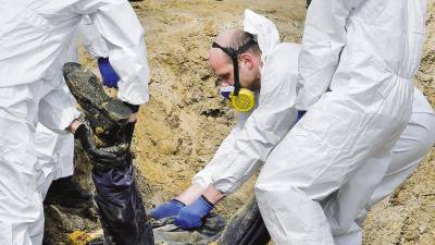 bucha. Investigadores sacan cuerpos de una fosa común. Foto: C. Guzy 
