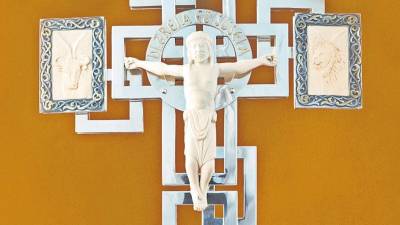LA CATEDRAl de Santiago acaba de incorporar esta cruz de plata a su ornamentación litúrgica. Foto: ECG