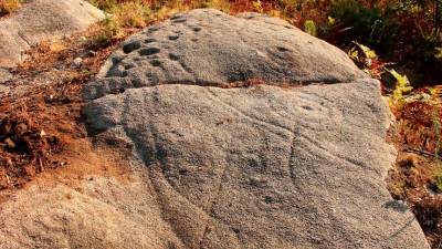 Outra das rochas con arte rupestre descubertas polo mozo vimiancés. Foto: Concello de Vimianzo