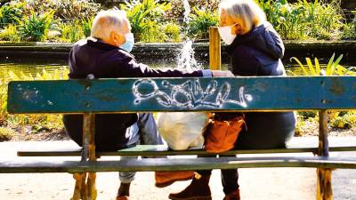  cada vez más longevos Una pareja de personas mayores en un banco de Santiago Foto: Fernando Blanco 