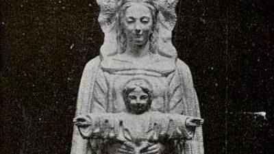 la obra. Imagen de la Virgen de Guadalupe tallada por Asorey y colocada en Tanxil en 1932. Foto: Rabunho Rexeita