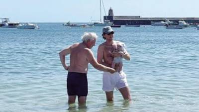 EL NIETO. El arquitecto David Chipperfield en aguas de A Robeiriña con su hijo Gabriel y su nieto Cy. Foto: G.C.