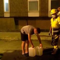 Cidadáns de Santiago facendo acopio de auga o sábado pola noite