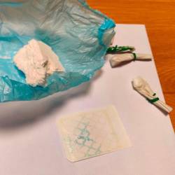 Detalle de la cocaína incautada, que sumaba unas mil dosis. Foto: GC