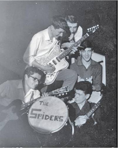 The spiders, formado por Tito Carro, Tito Segade, Javier Iglesias, Adolfo Gallego y Miguel Sobrino, tocando en el Casino de Santiago en el año 1964. Foto: Tito Segade