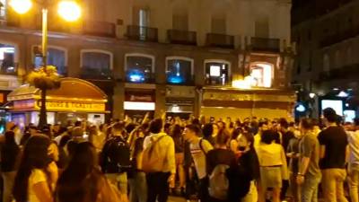Aglomeraciones de personas esta noche en distintos puntos de Madrid para celebrar el fin del estado de alarma EUROPA PRESS 09/05/2021