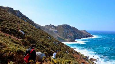Sendeiristas percorrendo un tramo do Camiño dos Faros polo litoral de Malpica. Foto: O Camiño dos Faros