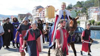 O rei Alfonso IX, a cabalo, acompañado da comitiva real tras desembarcar este sábado no porto de Camariñas. Foto: J. M. 