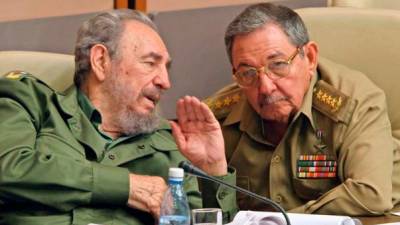 Los hermanos Fidel y Raúl Castro y líderes cubanos. Foto: E.P.