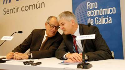 En la foto de archivo, el presidente del Foro Económico de Galicia, Emilio Pérez Nieto (I), con el director del Foro, Santiago Louro. FOTO: FERNANDO BLANCO