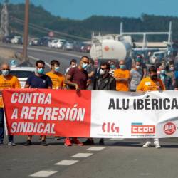 crisis industrial. Trabajadores de Alu Ibérica durante una protesta ante la fábrica de A Coruña. Foto: Efe