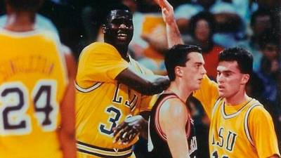 NCAA De amarillo (LSU), Shaquille O’Neal y Mike Hansen (der.).
