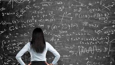 Una mujer ante un encerado lleno de operaciones matemáticas. E.P.