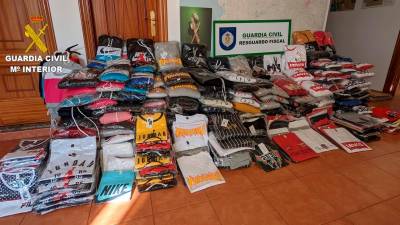 Prendas de ropa falsificadas de marcas de reconocido prestigio intervernidas por la Guardia Civil en Rianxo. Foto: Guardia Civil