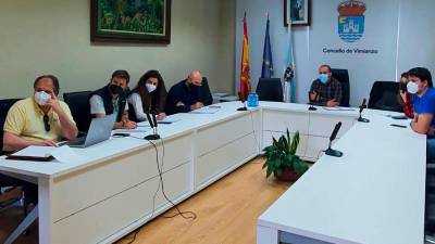 Xuntanza de responsables municipais cos representantes de Rede Aberta, en Vimianzo. Foto: C. V.