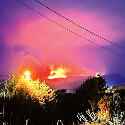 En galicia.Una imagen del incendio que se registró el la parroquia de Freixeido, en Larouco antes de ser extinguido. Foto: I.G.