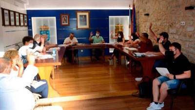 Un pleno de la Corporación del Ayuntamiento de A Baña, cuyos representantes negocian la RPT. Foto: CDB