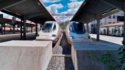 Pruebas de la línea. Los dos trenes AVE que realizaron este verano viajes de comprobación en el tramo que llega a Ourense. Foto: Gallego