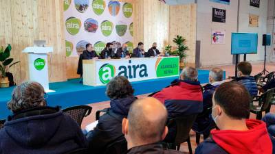 Asamblea de los cooperativistas de AIRA celebrada en el polideportivo de Taboada. Foto: Gallego