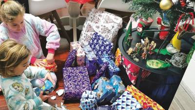 aluvión de regalos. Noa y Luna Carril densenvolviendo sus regalos de Reyes ayer por la mañana