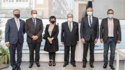 Imagen de grupo de las autoridades asistentes a la inauguración de la oficina de A.M.A. en Leganés (Madrid). FOTO: Adolfo Callejo Ventura