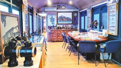 En el interior del vagón hay recopiladas décadas de la historia ferroviaria. Fotos: Fernando Blanco