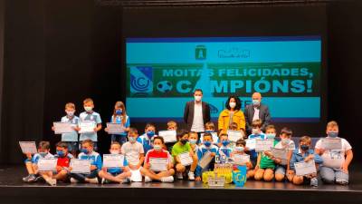 As promesas do fútbol do Cee posaron coas autoridades locais cos seus diplomas e agasallos. Foto: Manuel Calo