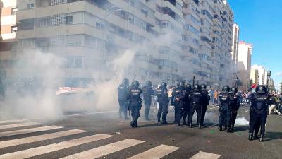 Agentes de la Policía en los disturbios de este martes en Cádiz EUROPA PRESS 23/11/2021