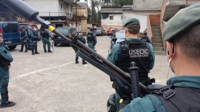 OPERACIÓN. Los agentes de la unidad especial de la Guardia Civil en una de sus incursiones en O Vao en busca de los alborotadores. Foto: S.Sas