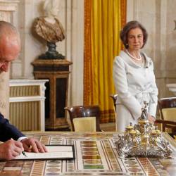 Don Juan Carlos firma su abdicación en 2014, tras lo que pasó a ser rey emérito. Foto: Efe
