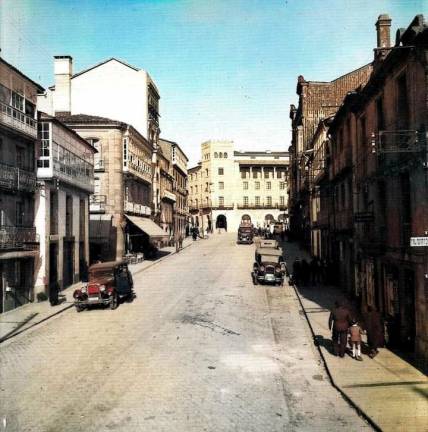 1940. La <b>Rúa da Senra</b>, en el ensanche Compostelano, tampoco ha sufrido grandes cambios.