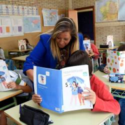 Una profesora del colegio Pérez Viondi de A Estrada consulta junto a uno de sus alumnos un libro de Matemáticas. Foto: Puri Sangiao 