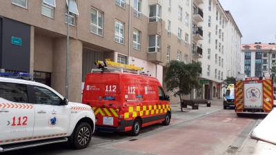 Coches de emergencias este lunes en la rúa Travesa de O Milladoiro. Foto: GES