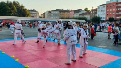 Mocidade practicando artes marciais nun Día do Deporte celebrado en Ordes. Foto: CDO