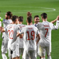 Los jugadores de la selección española celebran el primer gol frente a Grecia en el Nuevo Los Cármenes. Foto: M.A. Molina