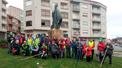peregrinos ante la escultura de San Rosendo en Celanova