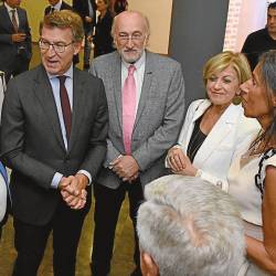 Feijóo departe con el empresario Manuel Jove; la premiada Felipa Jove y el médico Ramón Cacabelos, entre otros. FOTO: ECG