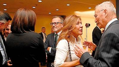 Beatriz Mato charlando con Luis Fernández Somoza en el cóctel. FOTO: F. Blanco, A. Hernández, R. Escuredo, P. Sangiao, N. Santás