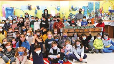 Escolares del CEIP San Vicenzo, de Vimianzo, en la visita que realizaron al Museo Etnolúdico de Galicia. Foto: Melga