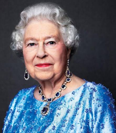La primera monarca del Reino Unido en celebrar el jubileo de zafiro (65 años de reinado) fue Isabel II. Esta imagen tomada en 2014 por David Bailey fue distribuida por Buckingham Palace para su conmemoración.