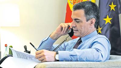 El presidente del Gobierno, Pedro Sánchez, en una pose de galán del Hollywood clásico en la bañera, habla por teléfono desde Moncloa. Foto: E.P.