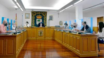 Unha sesión plenaria celebrada no Concello do Pino e presidida por Manuel Taboada, de frente. Foto: CDOP