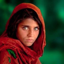 Steve McCurry, fotoperiodista norteamericano. Famoso por su foto titulada “niña afgana” tomada en un campo de refugiados en Peshawar. Fue nombrada como la más reconocida de National Geographic en 1985. (Fuente, www.fotografiaesencial.com)