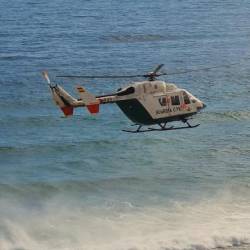 En el vídeo, la Guardia Civil busca desde el aire a otros sospechosos de la operación antidroga llevada a cabo en Ribadeo, de madrugada en la playa de As Sinas, en Vilanova. CG